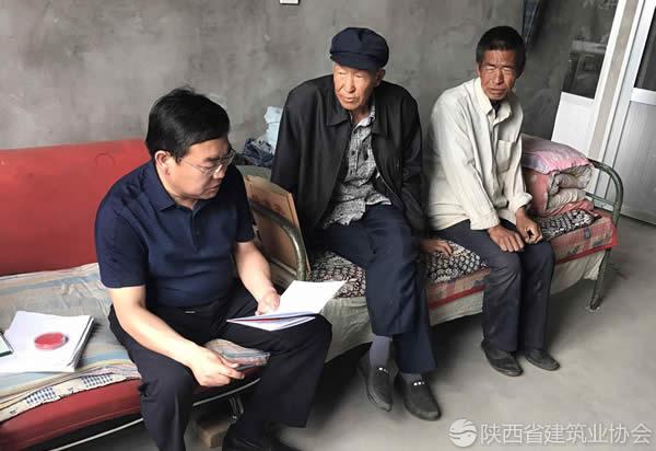 乔帆(左一)向白青考(右一)及白广考兄弟宣贯扶贫政策.jpg