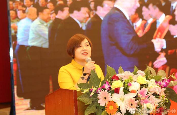 外联业务部部长袁江丽做主旨发言.jpg
