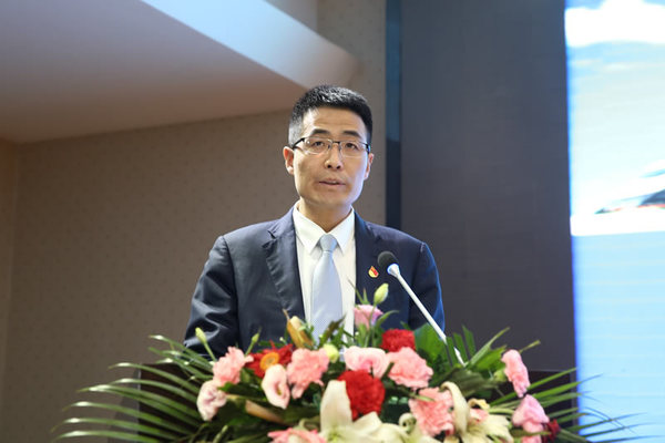 中建八局西北公司总经理 ,党委副书记许向阳作题为《因地制宜 精准施