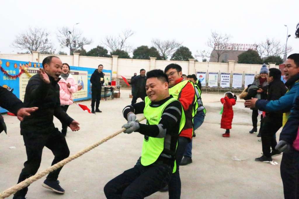 E:\2019年西北公司资料\2019新闻\1月\趣味运动会照片\图为拔河比赛现场.JPG