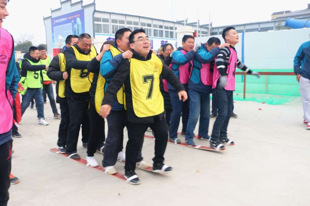 E:\2019年西北公司资料\2019新闻\1月\趣味运动会照片\图为木板鞋竞速项目现场.JPG