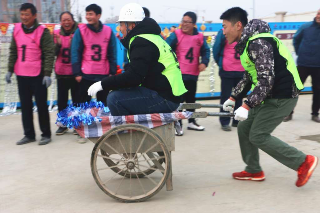 E:\2019年西北公司资料\2019新闻\1月\趣味运动会照片\图为手推车接力赛现场.JPG