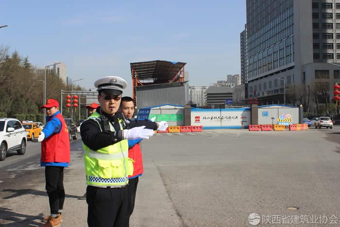 协助交警指挥交通.jpg